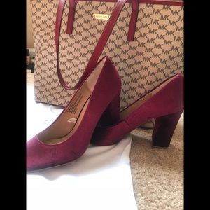 Suede burgundy chunky heel pump